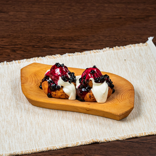 Poza cu Papanași cu smântână și dulceață de afine